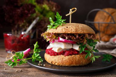 Sandviç, hamburgerler ev yapımı ekmek, ringa balığı, pancar püresi, kırmızı soğan, maydanoz ve taze salata.