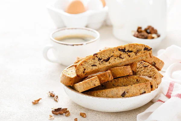 Biscotti Kakor Med Torkade Tranbär Valnötter Och Med Kopp Kaffe — Stockfoto