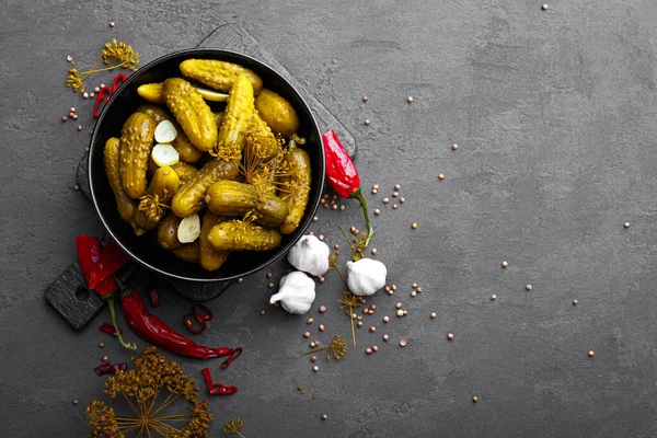 自制的小型腌制黄瓜 腌制或腌制泡菜 配以大蒜 辣椒和丁香 — 图库照片