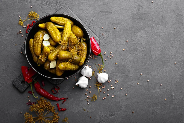 Hausgemachte Kleine Eingelegte Gurken Fermentiert Gesalzen Oder Mariniert Mit Knoblauch — Stockfoto