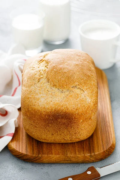 Pão Integral Branco Caseiro Fatiado Tábua Madeira — Fotografia de Stock