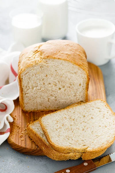Σπιτικό Λευκό Ψωμί Ολικής Άλεσης Κομμένο Φέτες Ξύλινη Σανίδα — Φωτογραφία Αρχείου