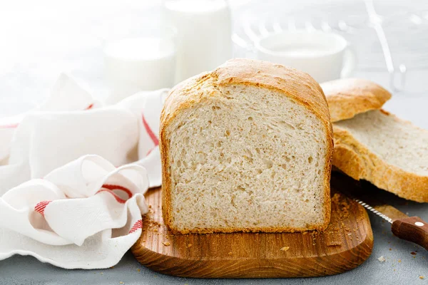 Domácí Bílý Celozrnný Chléb Krájený Dřevěné Desce — Stock fotografie