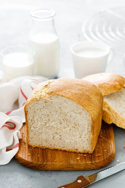 Pão Integral Branco Caseiro Fatiado Tábua Madeira — Fotografia de Stock