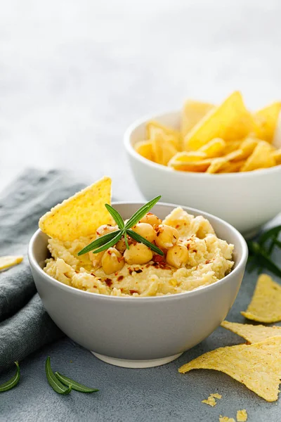 Hummus Garbanzo Casero Con Papas Fritas —  Fotos de Stock