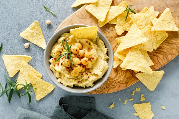 Zelfgemaakte Kikkererwt Hummus Met Chips — Stockfoto