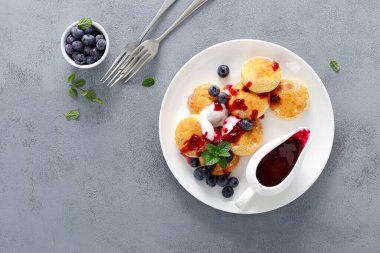 Pişmiş süzme peynirli krep, yoğurtlu şurup, yabanmersini sosu ve taze dut.