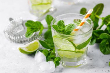 Yaz aylarının ferahlatıcı alkollü kokteyl mojito buzlu, taze nane ve limonlu