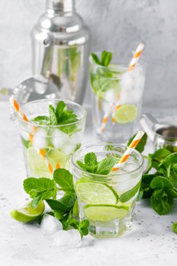 Yaz aylarının ferahlatıcı alkollü kokteyl mojito buzlu, taze nane ve limonlu