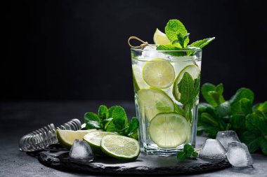 Yaz aylarının ferahlatıcı alkollü kokteyl mojito buzlu, taze nane ve limonlu
