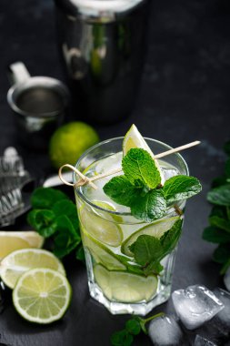 Yaz aylarının ferahlatıcı alkollü kokteyl mojito buzlu, taze nane ve limonlu