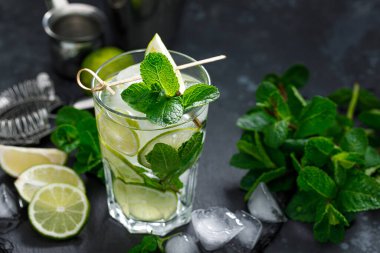 Yaz aylarının ferahlatıcı alkollü kokteyl mojito buzlu, taze nane ve limonlu