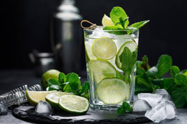 Yaz aylarının ferahlatıcı alkollü kokteyl mojito buzlu, taze nane ve limonlu