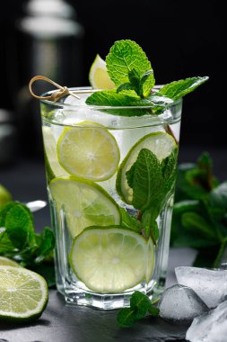 Yaz aylarının ferahlatıcı alkollü kokteyl mojito buzlu, taze nane ve limonlu