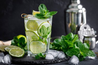 Yaz aylarının ferahlatıcı alkollü kokteyl mojito buzlu, taze nane ve limonlu