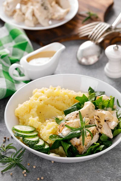 Aardappelpuree Met Gegrilde Kip Spinazie Salade — Stockfoto