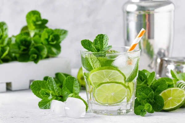 Verfrissende Zomer Alcoholische Cocktail Mojito Met Ijs Verse Munt Limoen — Stockfoto