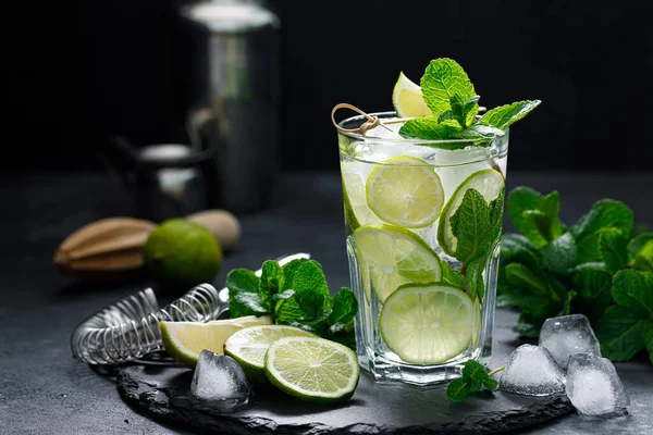 Refreshing Summer Alcoholic Cocktail Mojito Ice Fresh Mint Lime — Stock Photo, Image