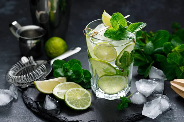 Refreshing Summer Alcoholic Cocktail Mojito Ice Fresh Mint Lime — Stock Photo, Image