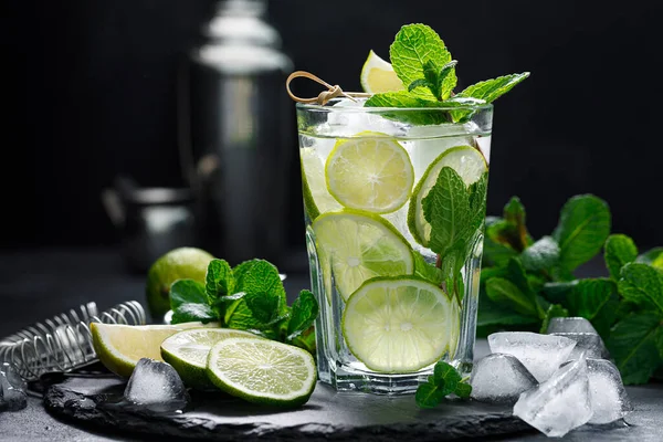 Erfrischender Alkoholischer Sommercocktail Mojito Mit Eis Frischer Minze Und Limette — Stockfoto