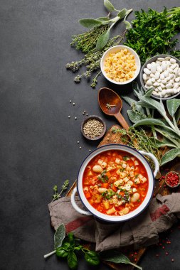 Makarna ve fagioli çorbası, tavuk eti ve sebze, İtalyan mutfağı.