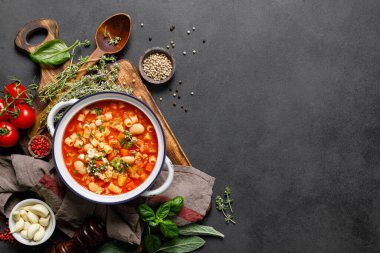 Makarna ve fagioli çorbası, tavuk eti ve sebze, İtalyan mutfağı.