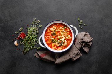 Makarna ve fagioli çorbası, tavuk eti ve sebze, İtalyan mutfağı.