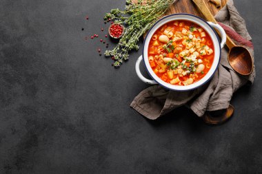 Makarna ve fagioli çorbası, tavuk eti ve sebze, İtalyan mutfağı.