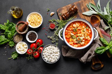 Makarna ve fagioli çorbası, tavuk eti ve sebze, İtalyan mutfağı.