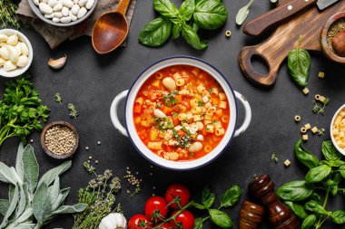 Makarna ve fagioli çorbası, tavuk eti ve sebze, İtalyan mutfağı.