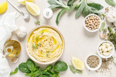 Humus, limon, baharat ve bitkilerle bezelye püresi.