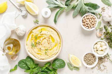 Humus, limon, baharat ve bitkilerle bezelye püresi.