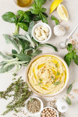 Humus, limon, baharat ve bitkilerle bezelye püresi.