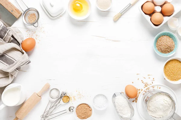 Pečení Domácího Chleba Bílém Kuchyňském Stole Složkami Pro Vaření Kulinářské — Stock fotografie
