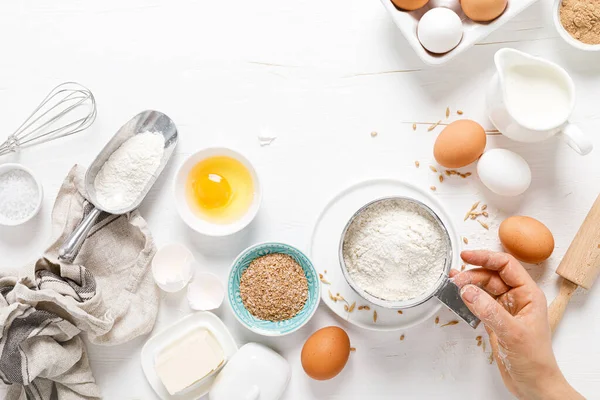 Assar Pão Caseiro Bancada Cozinha Branca Com Ingredientes Para Cozinhar — Fotografia de Stock