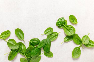 Beyaz arkaplanda taze ıspanak yaprakları