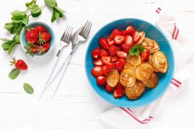 Krep gevreği, akçaağaç şuruplu taze çilekli mini krep.