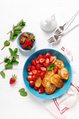 Krep gevreği, akçaağaç şuruplu taze çilekli mini krep.