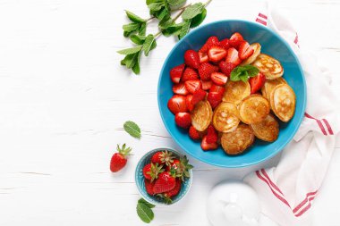 Krep gevreği, akçaağaç şuruplu taze çilekli mini krep.