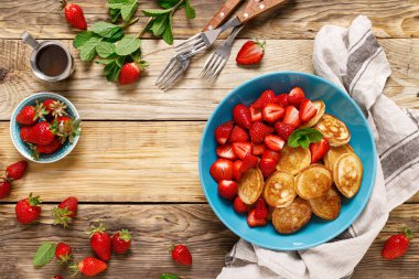 Krep gevreği, akçaağaç şuruplu taze çilekli mini krep.