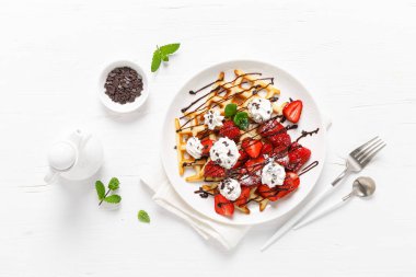 Taze çilekli Belçika waffle 'ı, çikolata soslu ve krem şantili.