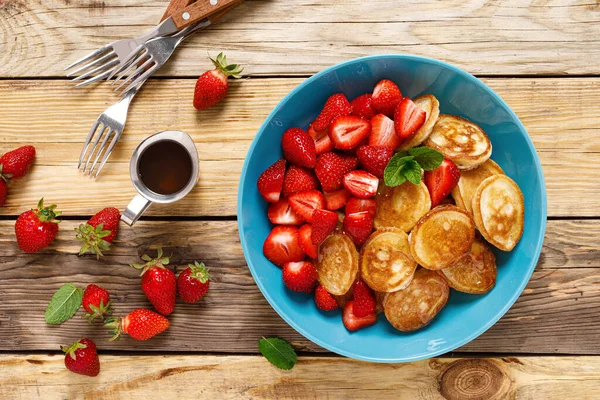 薄饼麦片 小薄饼 新鲜草莓和枫糖浆一起放在碗里 — 图库照片