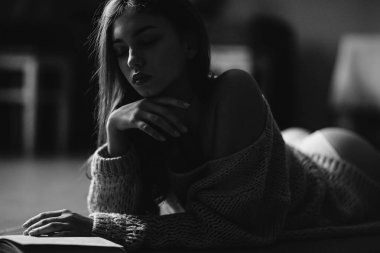 Kız portre vurdu. Siyah ve beyaz