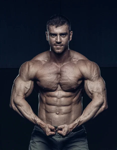Bodybuilder masculin, modèle de remise en forme — Photo