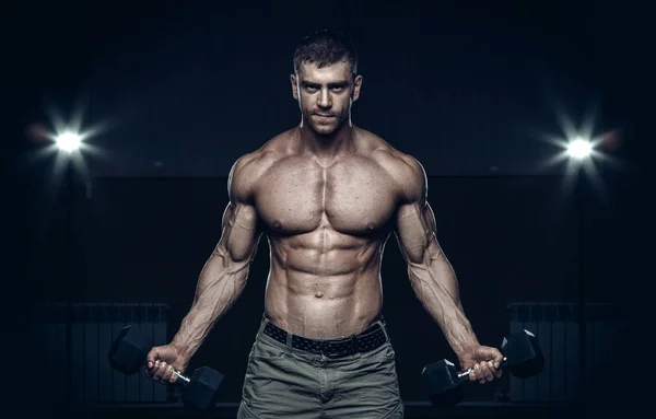 Bodybuilder masculin, modèle de remise en forme — Photo