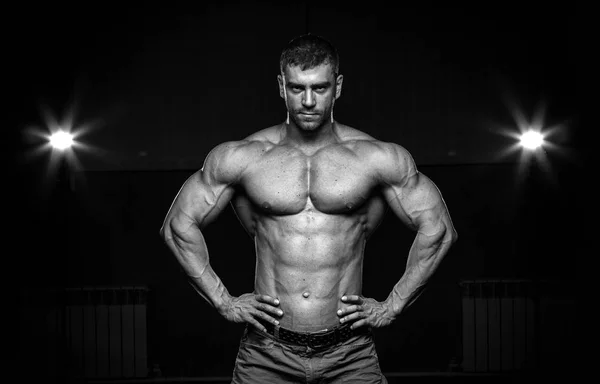Bodybuilder maschile, modello fitness — Foto Stock