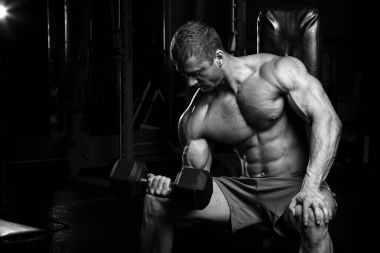 Erkek vücut geliştirmeci, fitness modeli