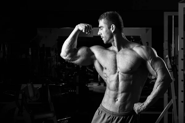 Bodybuilder masculin, modèle de remise en forme — Photo