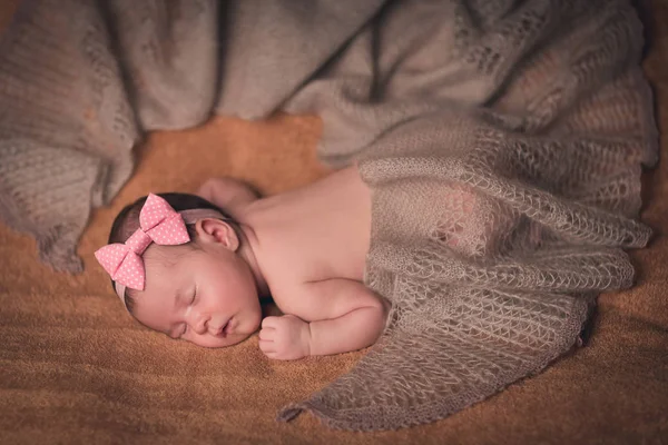 美丽可爱的新生婴儿睡在毯子上 — 图库照片