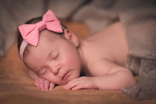 Hermoso Bebé Recién Nacido Dulce Durmiendo Una Manta — Foto de Stock
